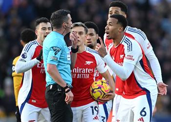 رابطة التحكيم في إنجلترا تدين الإساءة ضد مايكل أوليفر والشرطة تتدخل