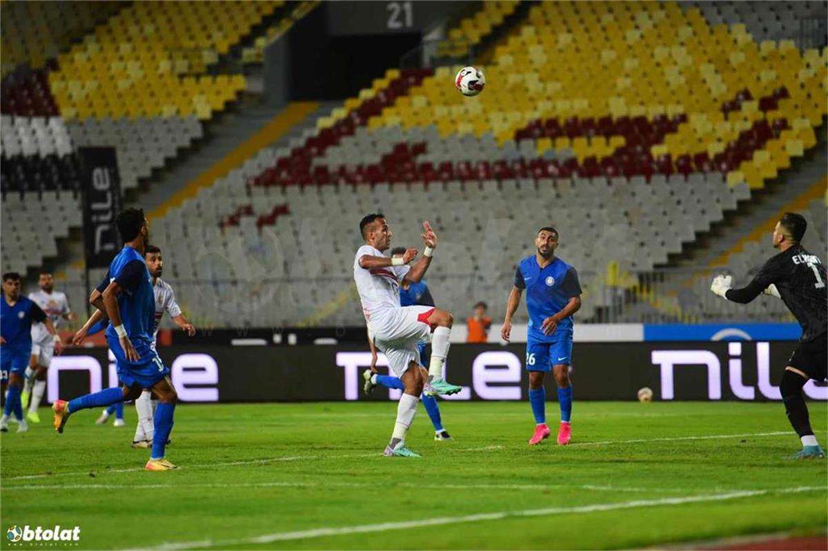 محمد ربيعة مدافع سموحة في مباراة الزمالك