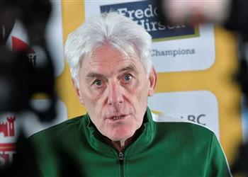 أول تعليق من مدرب جنوب إفريقيا على وقوعه مع منتخب مصر في كان 2025