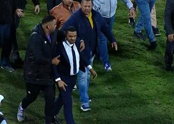 فيديو عضو مجلس الإسماعيلي يقتحم الملعب ويعتدي على حكم مباراة طلائع الجيش