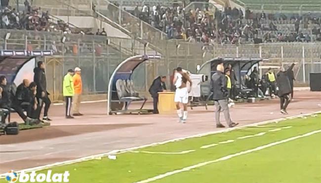 رد فعل الجزيري منفعلا ويلقي بقميص الزمالك على الأرض بسبب النتيجة