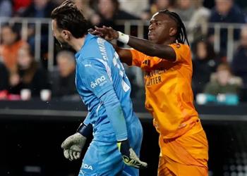 ماركا تكشف موقف فينيسيوس من السوبر الإسباني بعد الطرد في مباراة ريال مدريد وفالنسيا