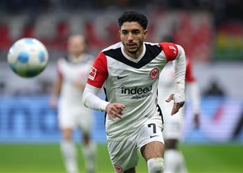 سكاي توضح هل يرغب مرموش في مغادرة فرانكفورت بعد اهتمام مانشستر سيتي