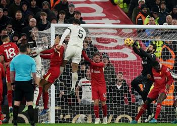 فيديو محمد صلاح يسجل وليفربول يسقط في فخ التعادل مع مانشستر يونايتد في الدوري الإنجليزي