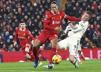 فيديو فان دايك يشتعل غضب ا تجاه لاعب ليفربول في مباراة مانشستر يونايتد