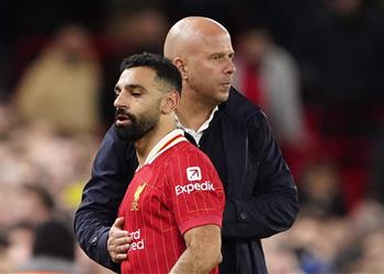 سلوت محمد صلاح لا ي غادر الملعب لأنه محظوظ ويدافع عن لاعب ليفربول