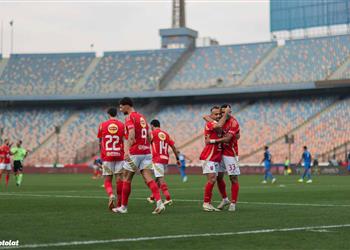 فيديو الأهلي يهزم سموحة بثنائية ويعتلي صدارة الدوري المصري