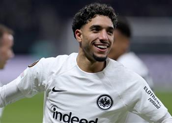 مدرب فرانكفورت يكسر حاجز الصمت بشأن انتقال عمر مرموش إلى مانشستر سيتي