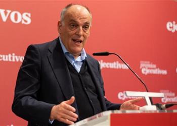 خافيير تيباس يهاجم ريال مدريد بعد قرار تسجيل أولمو وفيكتور مع برشلونة