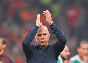 سلوت يرفض لوم نفسه بعد قراره تجاه محمد صلاح رغم هزيمة ليفربول أمام جالطة سراي