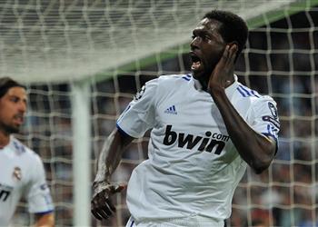 أديبايور يختار الأفضل بين ميسي ورونالدو حتى في نعشي سأميل لهذا المجنون