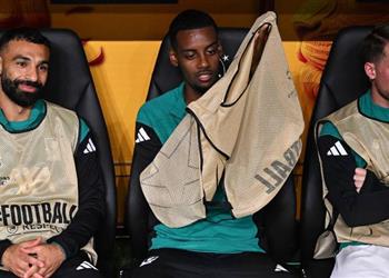 رد فعل غريب من محمد صلاح على دكة بدلاء ليفربول أمام جالطة سراي