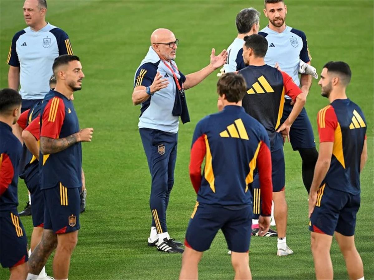 بعد لامين وأولمو.. برشلونة يوجه تحذيرًا شديدًا لـ منتخب إسبانياً بسبب لاعب جديد