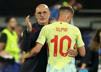 دي لا فوينتي يوضح تفاصيل إصابة أولمو ويؤكد لم يبلغنا بوجود مشكلة