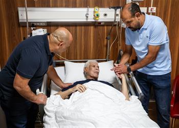 نجوم الأهلي يهدون حسن شحاتة القميص 14 في زيارة خاصة