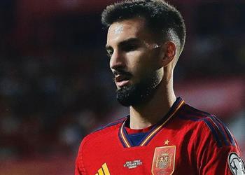 أليكس باينا لاعب برشلونة الأفضل في مركزه ويستحق الكرة الذهبية