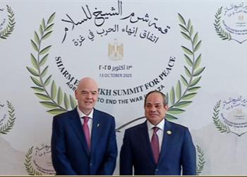 الرئيس السيسي يستقبل إنفانتينو على هامش قمة شرم الشيخ