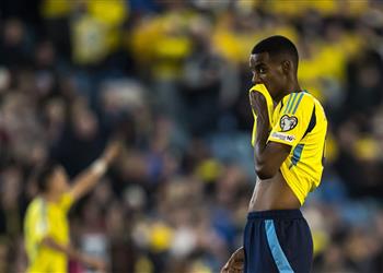 حلم التأهل يتلاشى إيزاك يشارك في هزيمة مؤسفة لـ السويد أمام كوسوفو في تصفيات كأس العالم