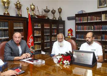 صور الأهلي ي كرم عماد النحاس وي هديه شهادة تقدير