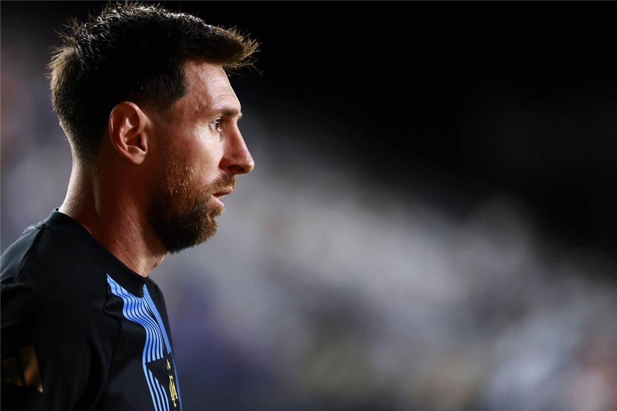 بينهم نجم ليفربول.. ميسي يختار أفضل عشرة لاعبين في قائمة الـF50