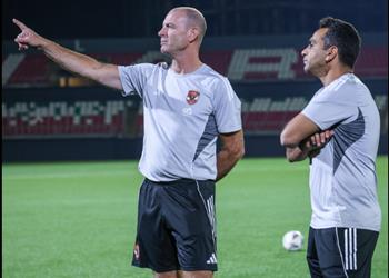 ييس توروب يحاضر لاعبي الأهلي استعداد ا لمواجهة إيجل نوار في دوري أبطال إفريقيا