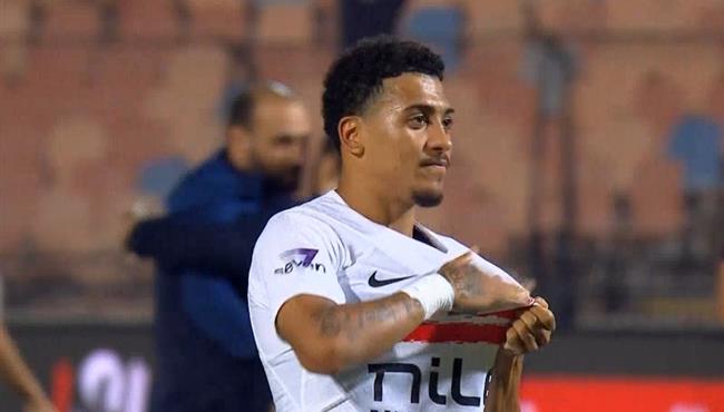 خوان بيزيرا يحتفل مع الجماهير بعد الفوز علي ديكاداها بكأس الكونفدرالية
