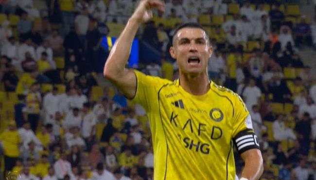 غضب رونالدو بعد انتهاء الشوط الاول في مباراة النصر والفتح بالدوري السعودي