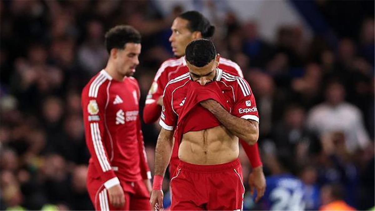 وارنوك: لاعبو ليفربول يعانون من أزمة كبيرة صعب التعامل معها