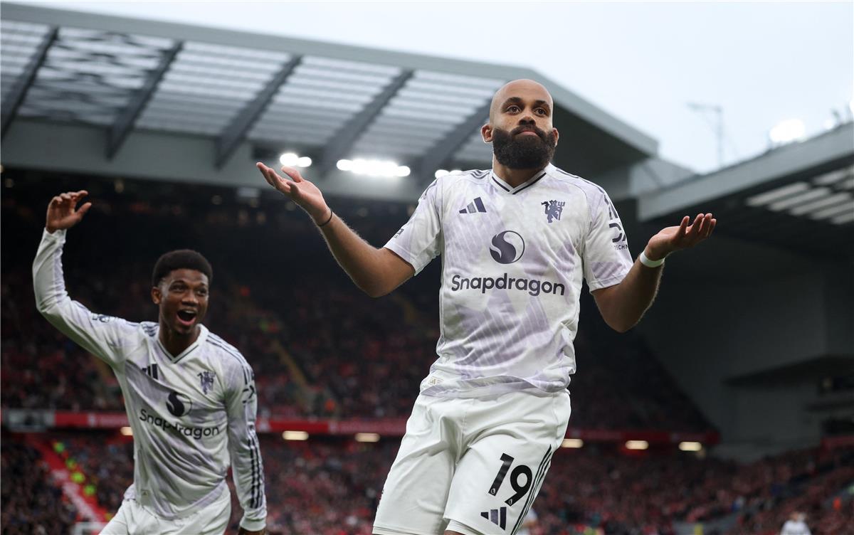 مبيومو يدخل تاريخ الدوري الإنجليزي بهدفه في مباراة ليفربول ومانشستر يونايتد