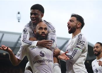 رابطة البريميرليج توضح سبب عدم إيقاف الحكم مباراة ليفربول ومانشستر يونايتد قبل هدف مبيومو