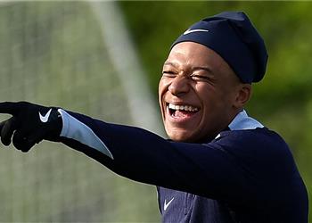 أشرف حكيمي ينال إشادة خاصة من مبابي بعد فوز باريس سان جيرمان على برشلونة