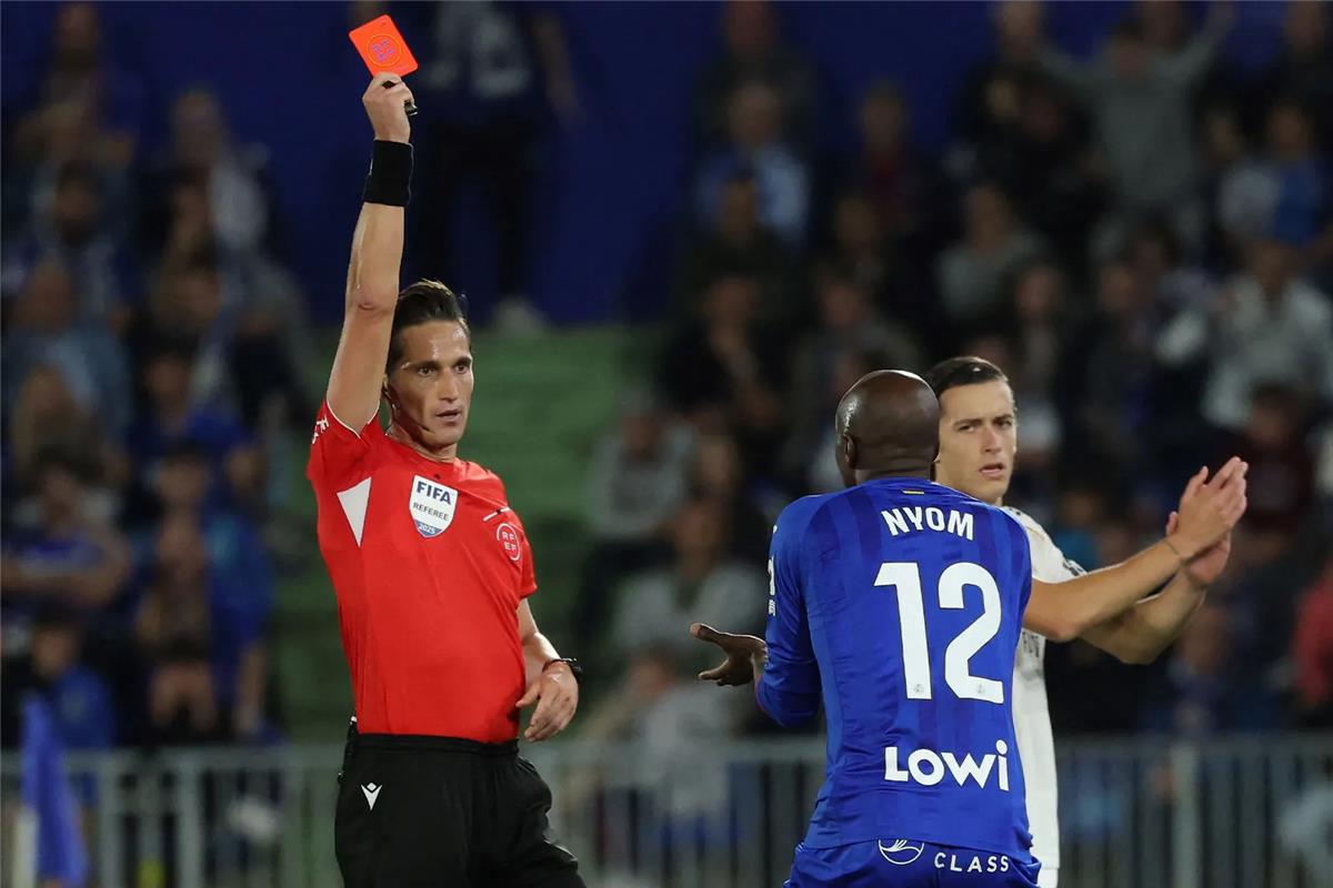 نيوز برو : خبير تحكيمي يوضح مدى صحة طرد لاعب خيتافي بسبب فينيسيوس جونيور
