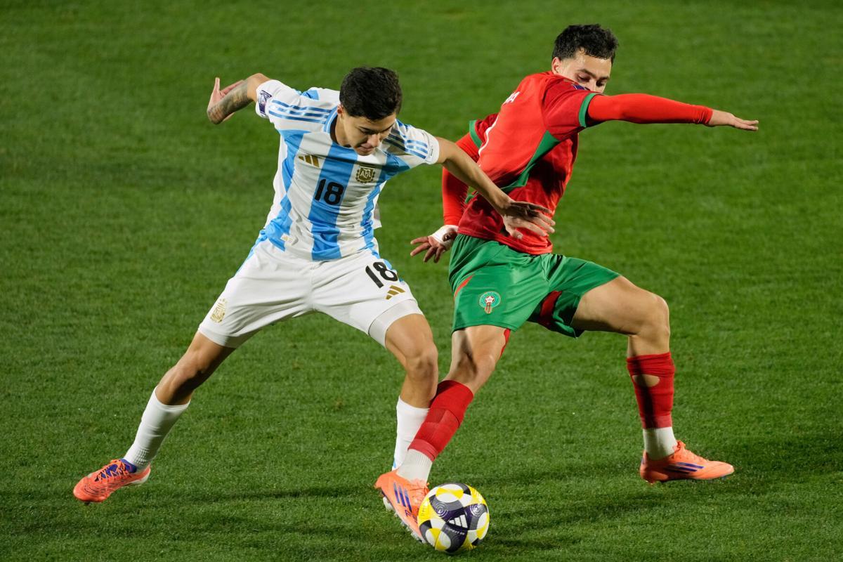 احتكاك بين لاعب المغرب والأرجنتين