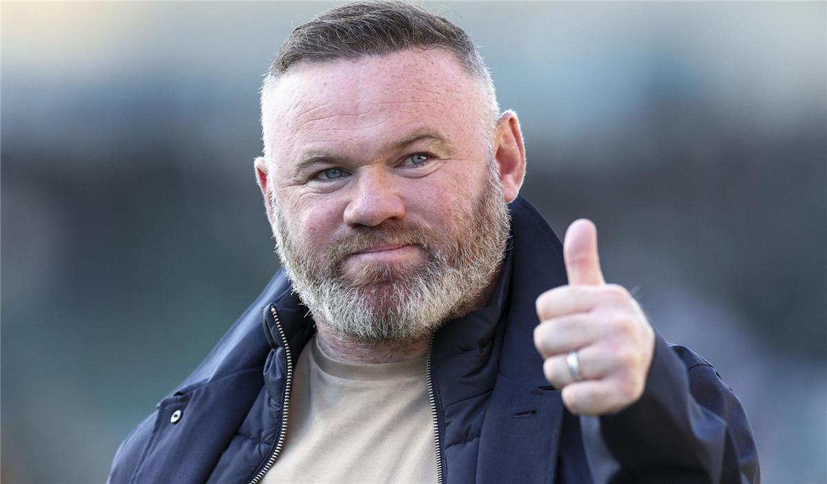 روني يحرض سلوت ضد لاعب ليفربول: لا يستحق المشاركة أساسيًا