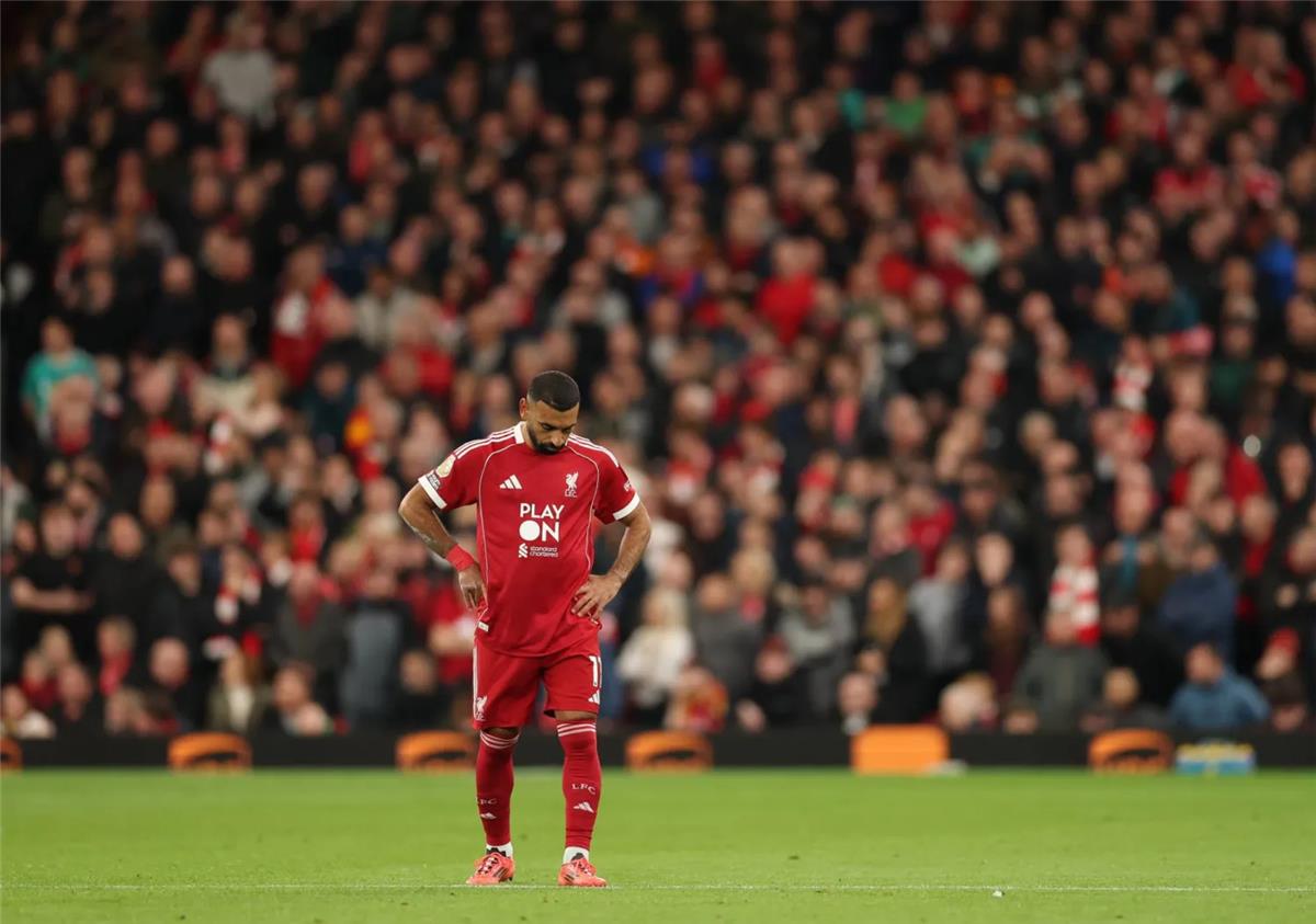 رد فعل غريب من كورتيس جونز بعد إهدار محمد صلاح هدفًا محققًا أمام مانشستر يونايتد