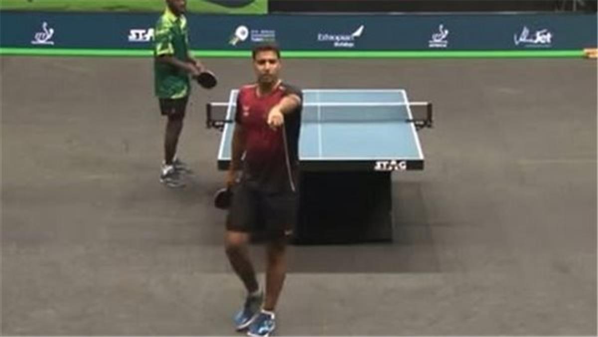 عمر عصر خلال المشادة مع زميله محمود أشرف في بطولة إفريقيا لتنس الطاولة