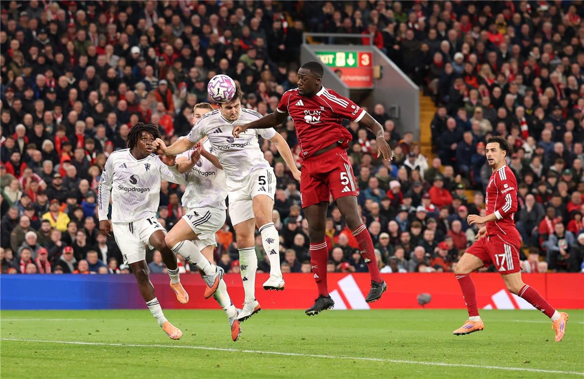 ليفربول يثير استياء رابطة الدوري الإنجليزي خلال مباراة مانشستر يونايتد