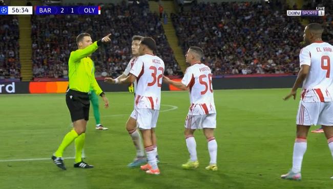 طرد لاعب اولمبياكوس امام برشلونة في دوري ابطال اوروبا