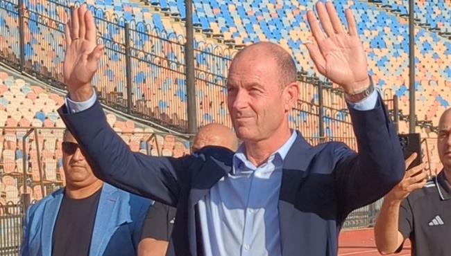 ييس توروب يذهب الي جماهير الاهلي ويتبادل التحية معهم قبل مباراة الاتحاد السكندري