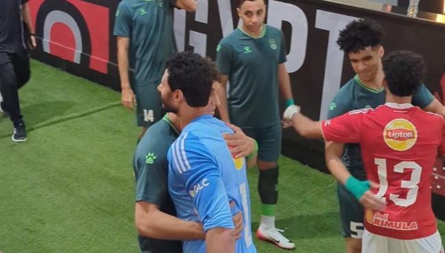 روح رياضيه رائعه .. تحيه متبادلة بين لاعبي الاهلي والاتحاد السكندري قبل المباراة