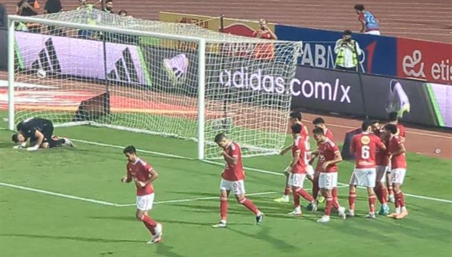 احتفال زيزو مع لاعبي الاهلي والجماهير بعد تسجيله هدف امام الاتحاد السكندري