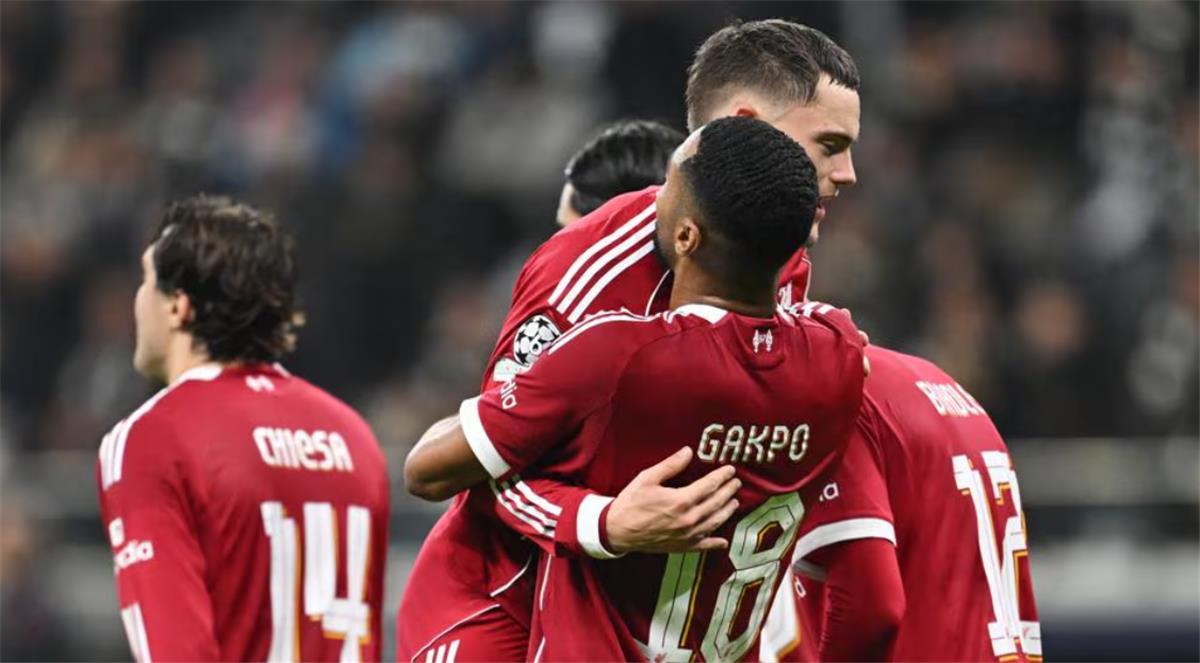 لاعب ليفربول يظهر غضبه من محمد صلاح في مباراة فرانكفورت 