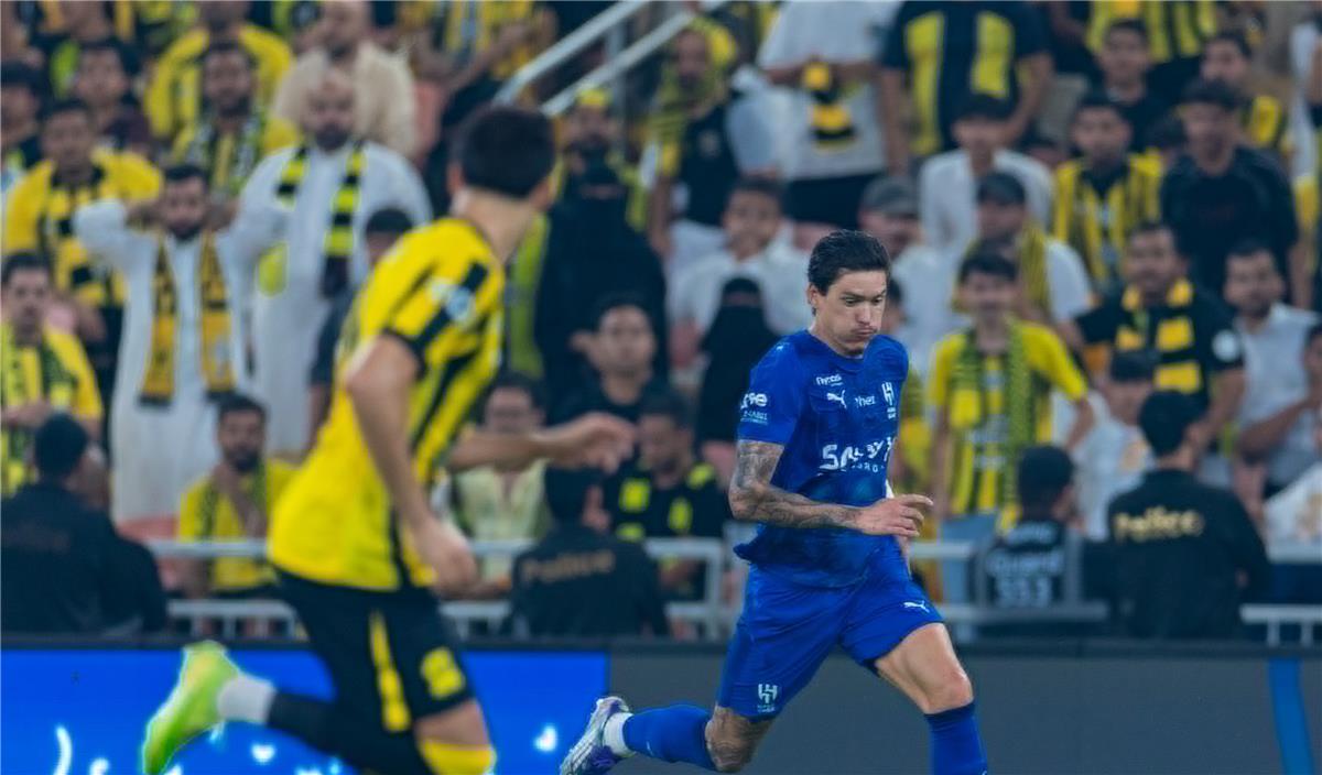 الهلال يهزم الاتحاد بثنائية في كلاسيكو الدوري السعودي