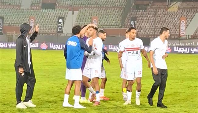 هجوم جماهير الزمالك علي محمد السيد في مباراة الزمالك وديكاداها بكأس الكونفدرالية