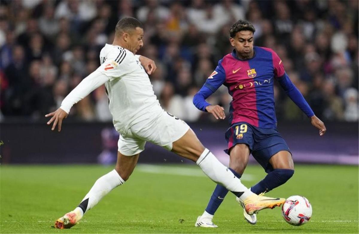 حكم مباراة الكلاسيكو بين ريال مدريد وبرشلونة في الدوري الإسباني