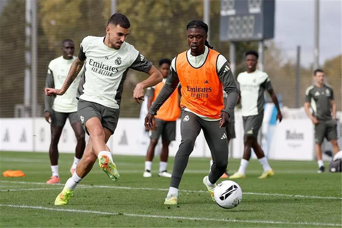 ألونسو يعلن قائمة ريال مدريد لمواجهة برشلونة.. موقف أرنولد وكارفاخال