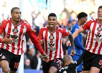 فيديو في الوقت القاتل شمس الدين طالبي يقود سندرلاند لفوز مثير على تشيلسي بـ الدوري الإنجليزي