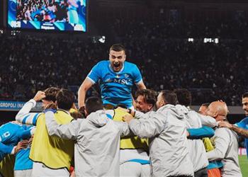 نابولي يهزم إنتر ميلان بثلاثية ويتصدر الدوري الإيطالي