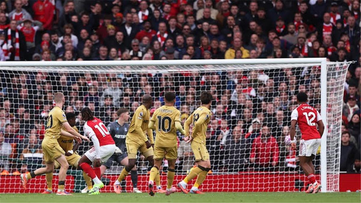 آرسنال يتخطى كريستال بالاس ويحتفظ بصدارة الدوري الإنجليزي