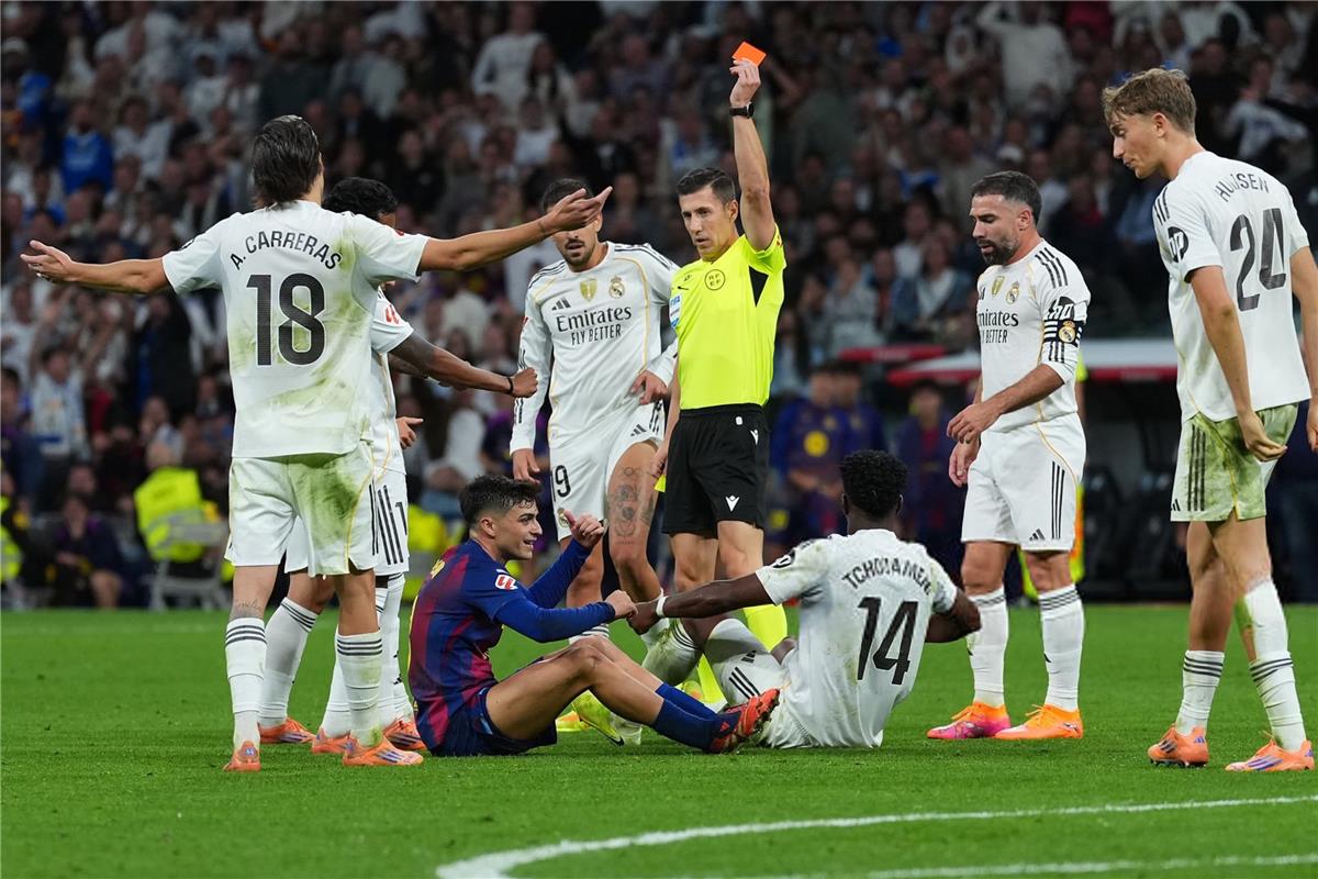 فيديو | طرد بيدري يشعل مشادة قوية بين ريال مدريد وبرشلونة في الكلاسيكو